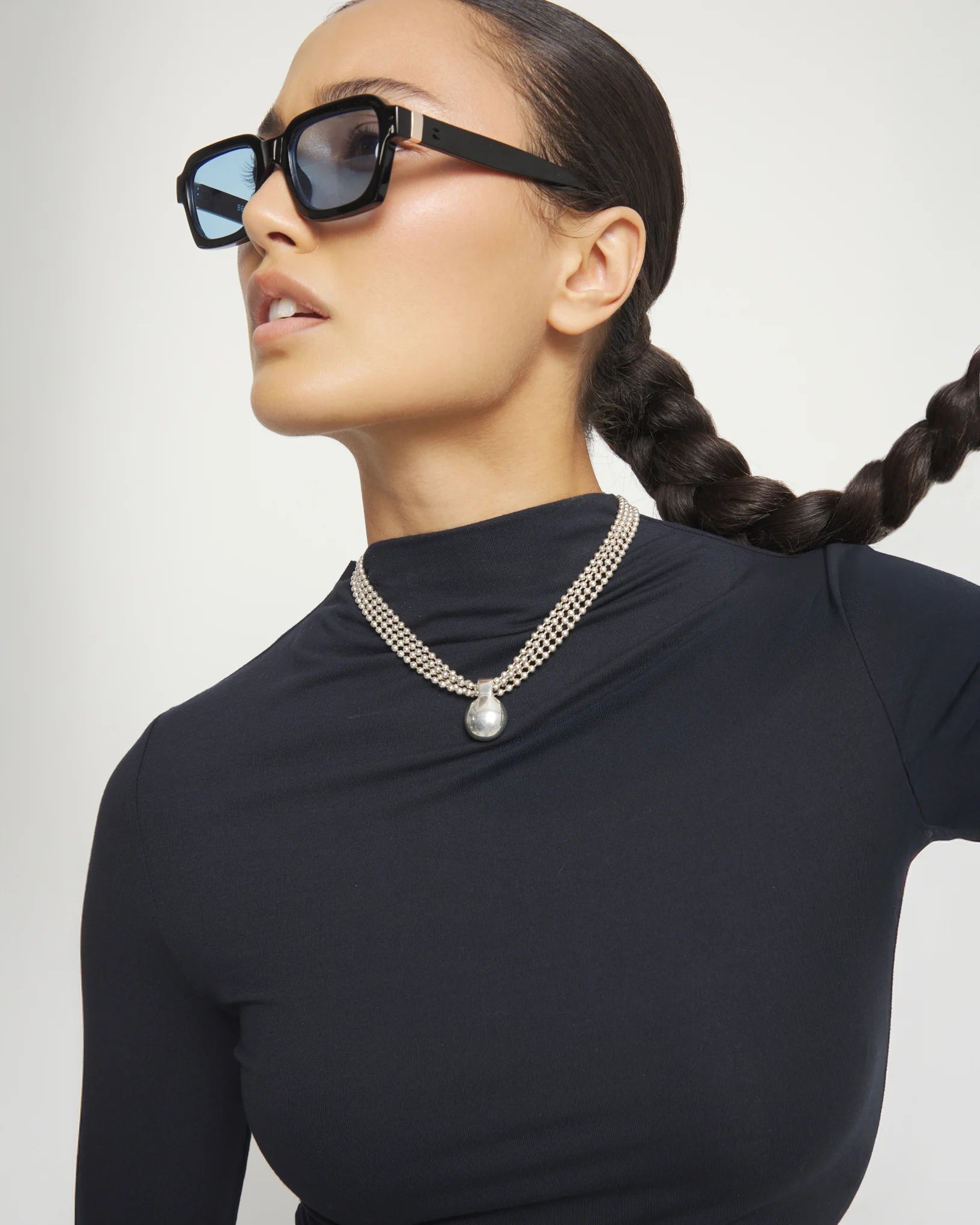 Uno de 50 Short necklace with silver threads and large sphere