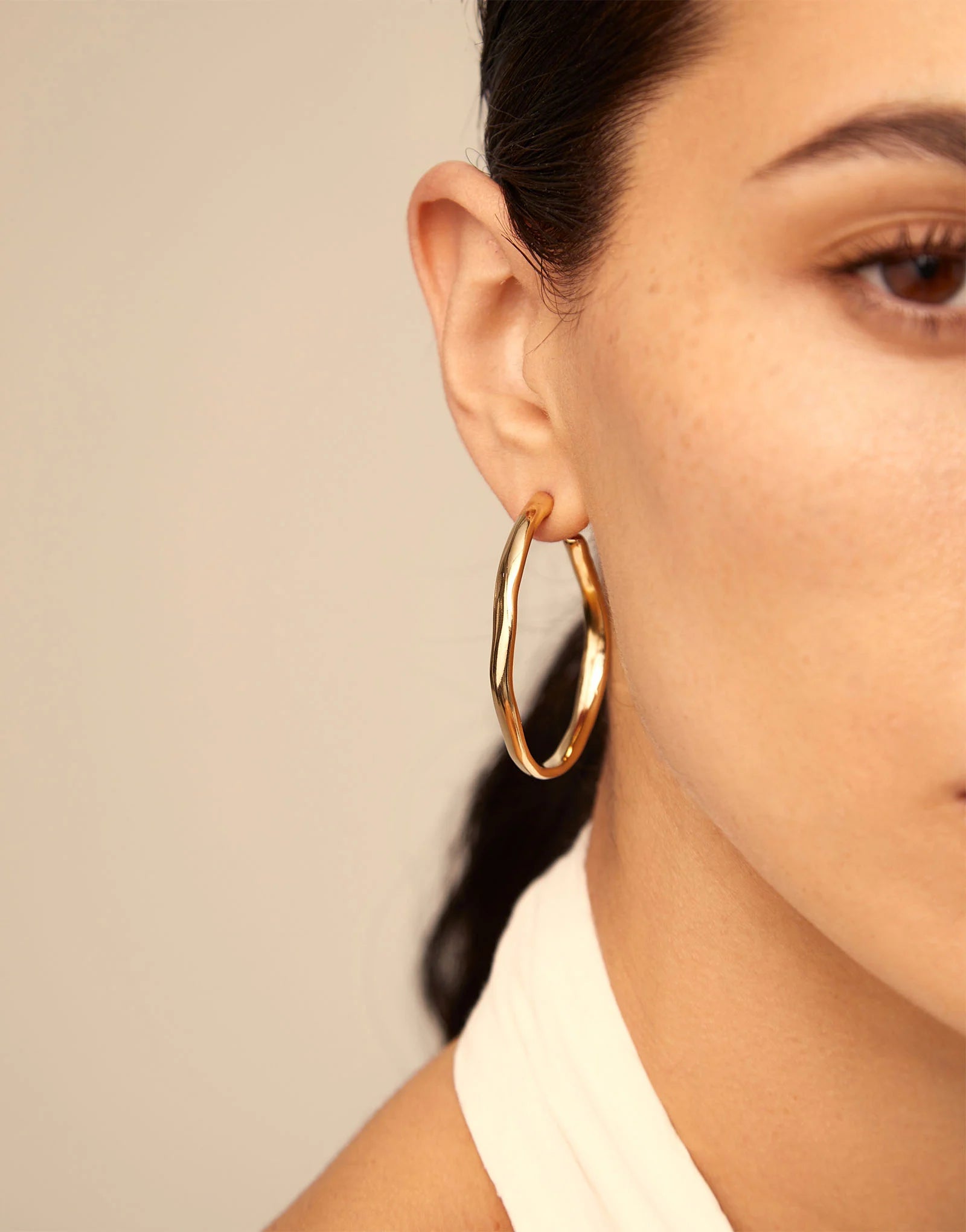 Uno de 50 Ohm Gold Hoop Earrings