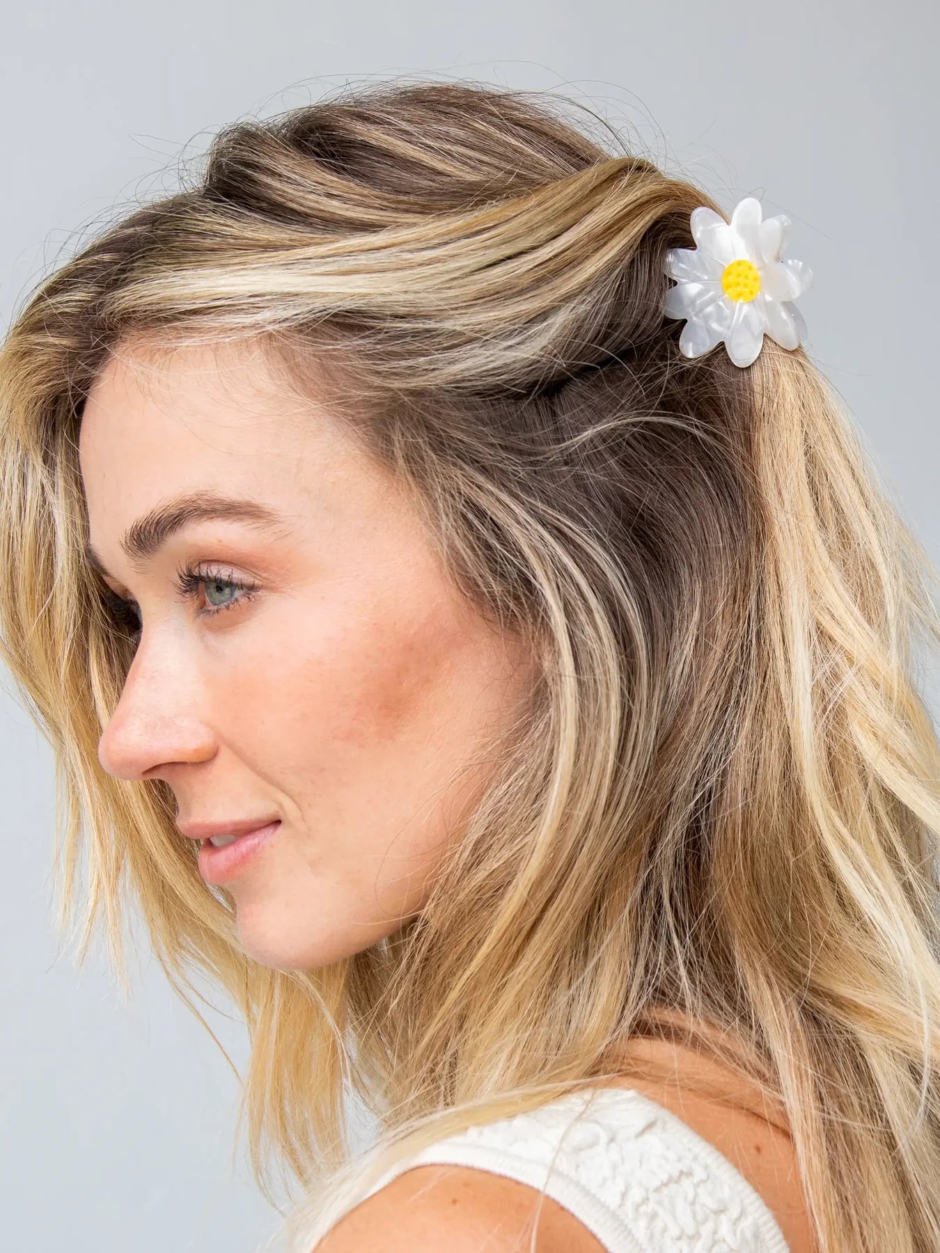 Natural Life daisy-shaped acetate hair claw clip — view 2