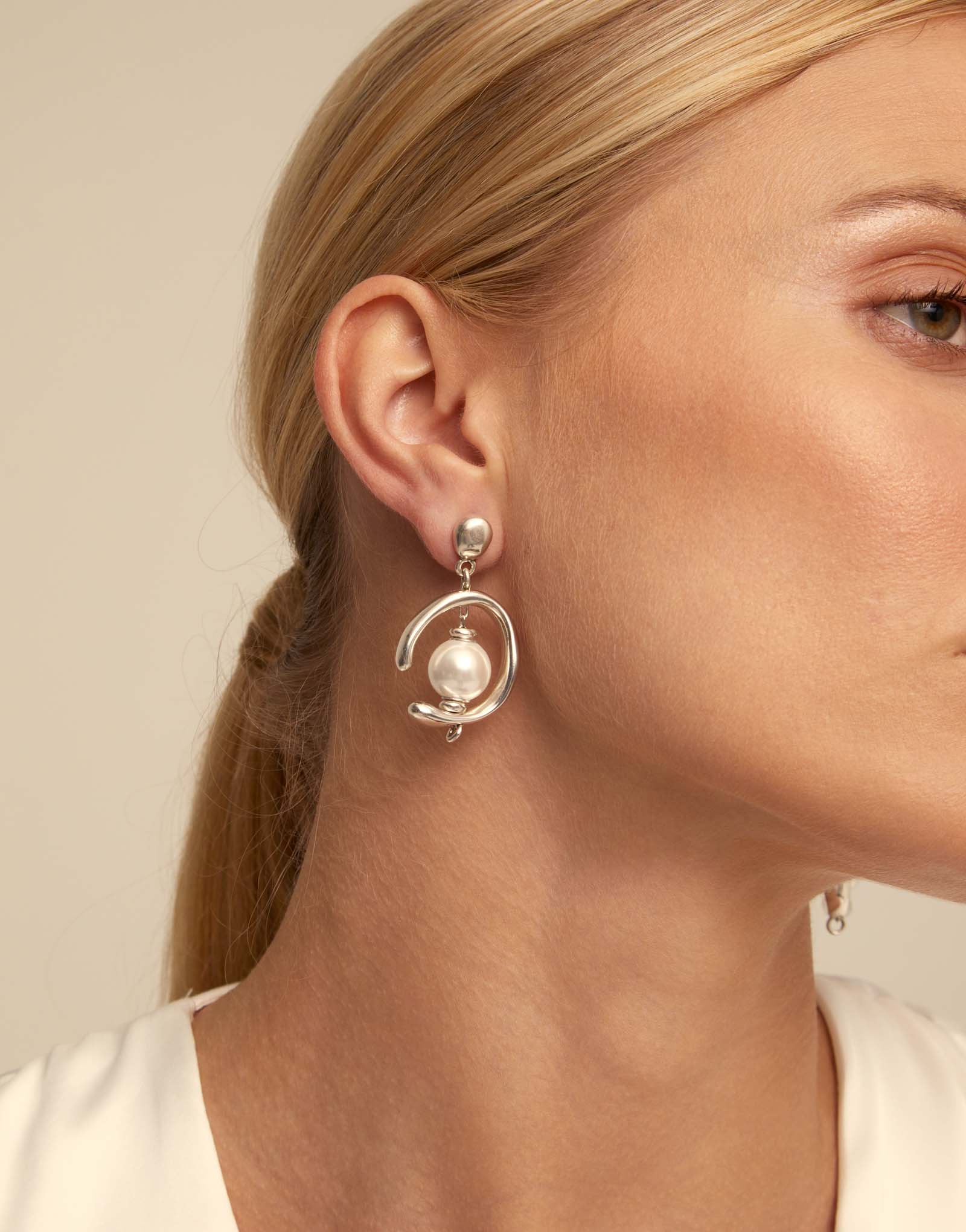 Uno de 50 in Orbit Drop Pearl Earrings