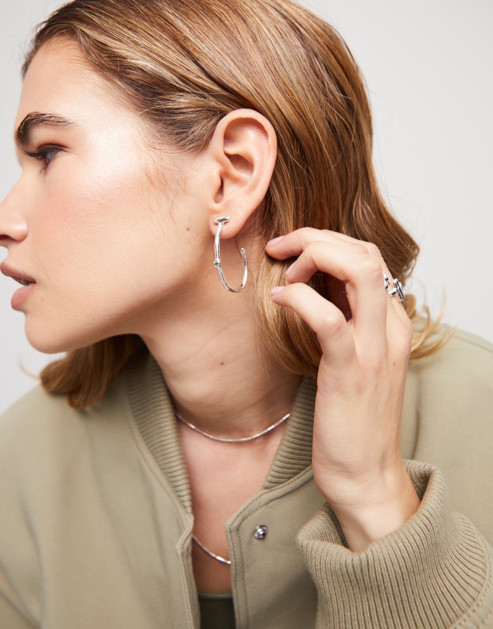 Uno de 50 SER indomitable Plated Hoop Earring