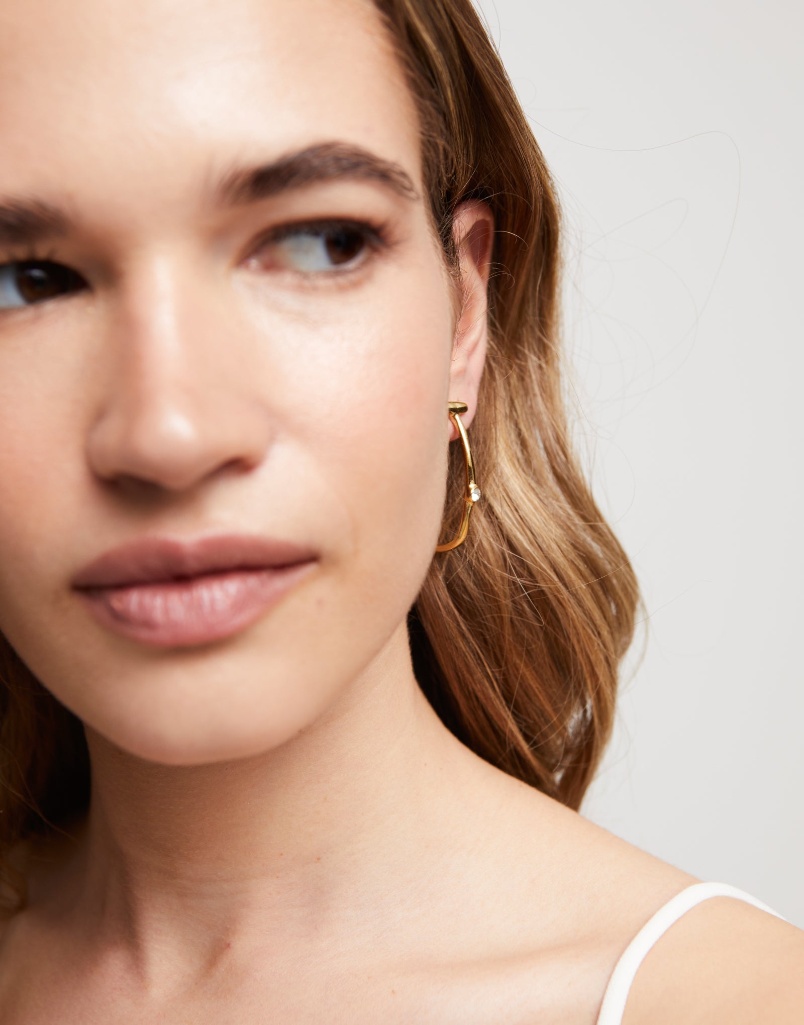 Uno de 50 SER indomitable Plated Hoop Earring