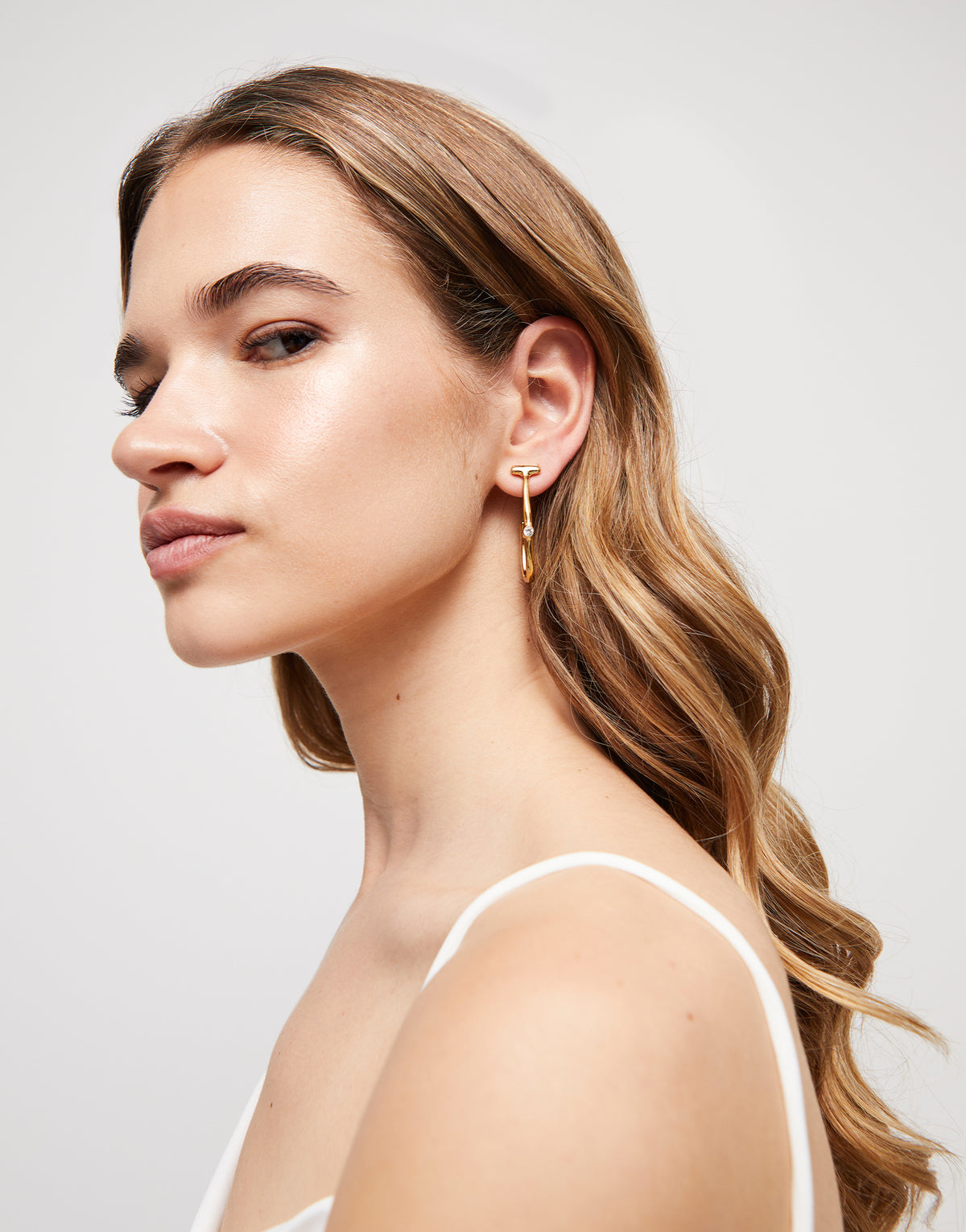 Uno de 50 hoop earrings plated in 18k gold, set with white topaz — view 4