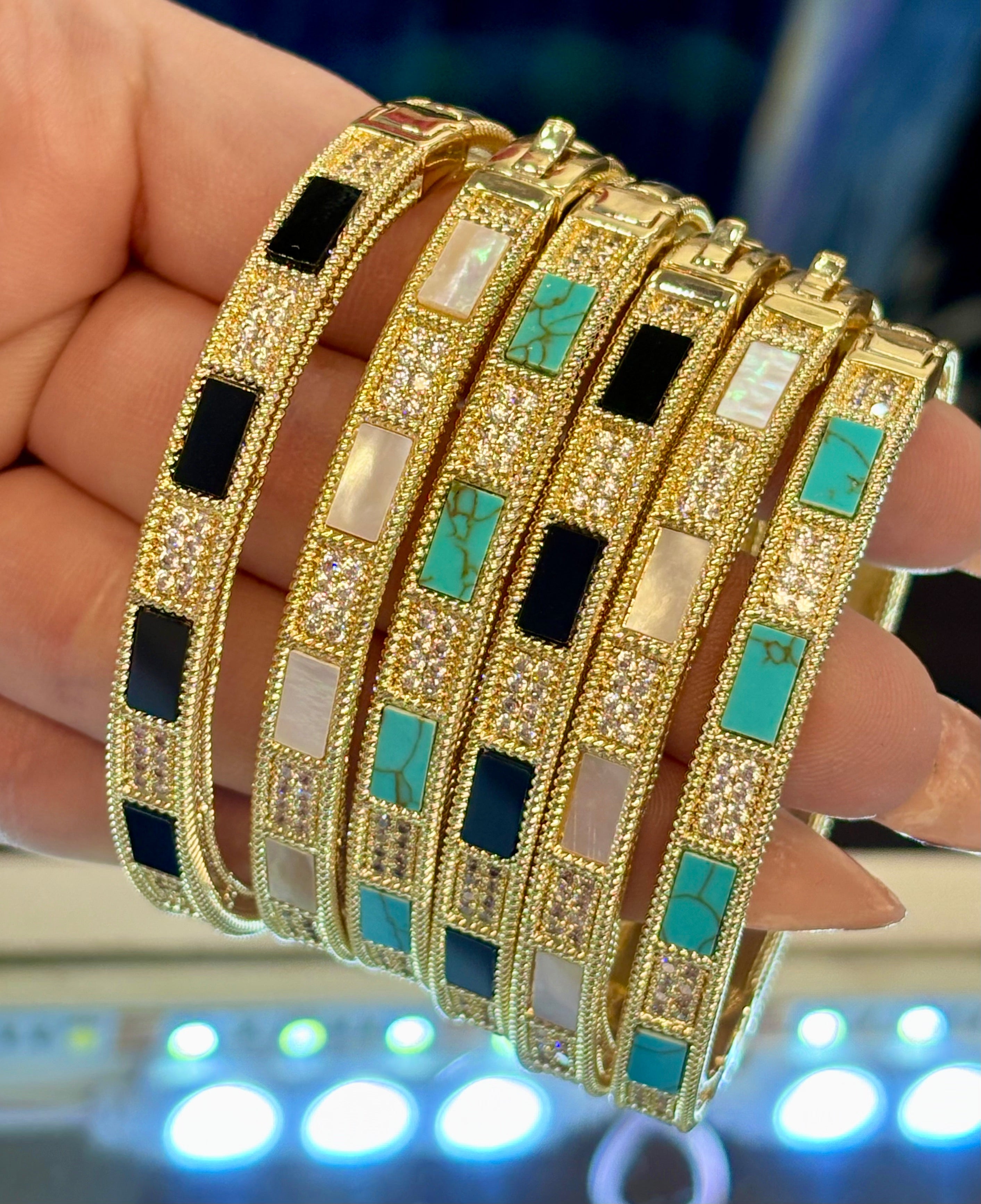 Gold Hinged Clasp Check Bangle